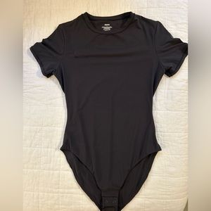 Skims Fit Everybody Tshirt Bodysuit. Black. Size M.